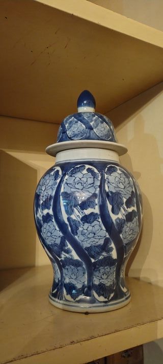 Jarrón porcelana azul y blanco con tapa