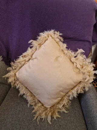 Cojín de rayón con plumas beige