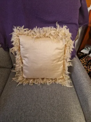 Cojín de rayón con plumas beige