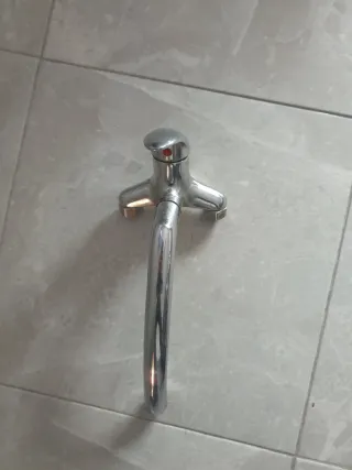 Grifo de cocina metálico plateado