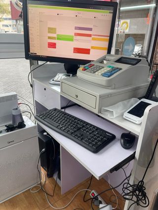 Mueble recibidor peluquería COSMOESTETICA