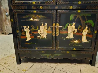 Antica credenza lacca cinese rilievi madreperla