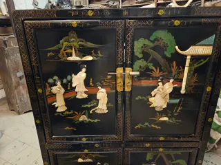 Antica credenza lacca cinese rilievi madreperla