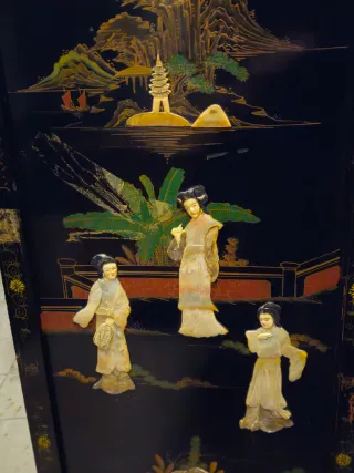 Antica credenza lacca cinese rilievi madreperla