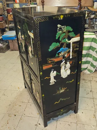 Antica credenza lacca cinese rilievi madreperla