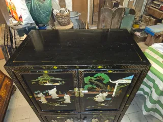 Antica credenza lacca cinese rilievi madreperla