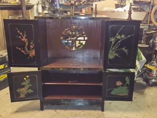 Antica credenza lacca cinese rilievi madreperla