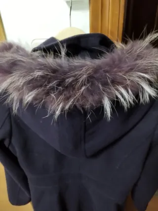 Chaquetón morado con capucha y pelo