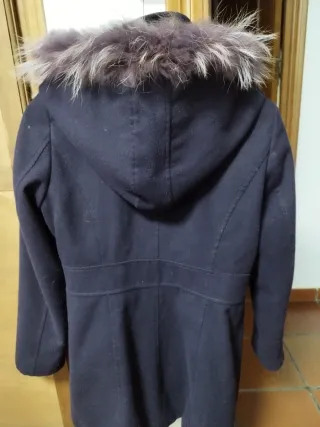 Chaquetón morado con capucha y pelo