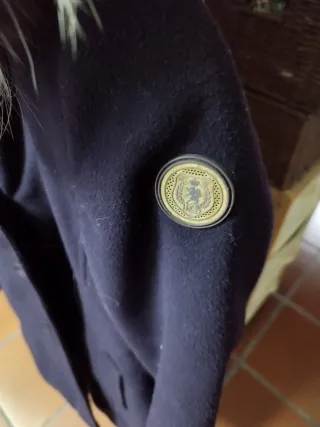 Chaquetón morado con capucha y pelo