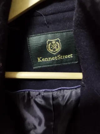 Chaquetón morado con capucha y pelo