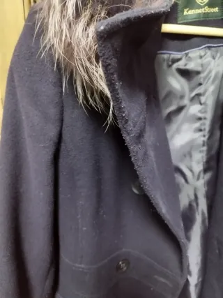 Chaquetón morado con capucha y pelo