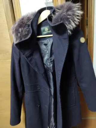 Chaquetón morado con capucha y pelo