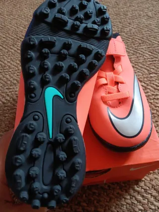 Scarpe da calcio Nike arancioni e argentate T.30.