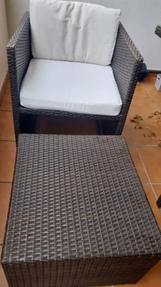 Mesa de exterior de mimbre con cristal