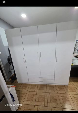 Armario blanco de madera