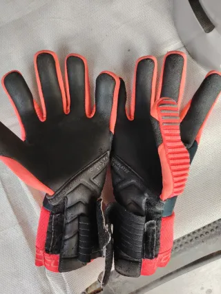 Guantes de Portero Rojos y Negros