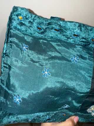 Bolso de tela azul y verde con flores