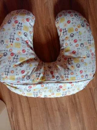 Cojín de lactancia estampado.