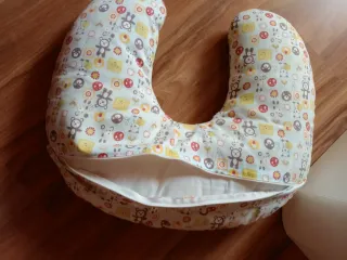 Cojín de lactancia estampado.