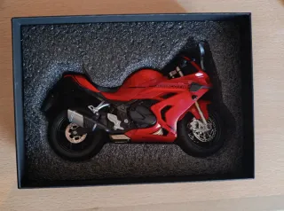 Moto die-cast a escala 1:12