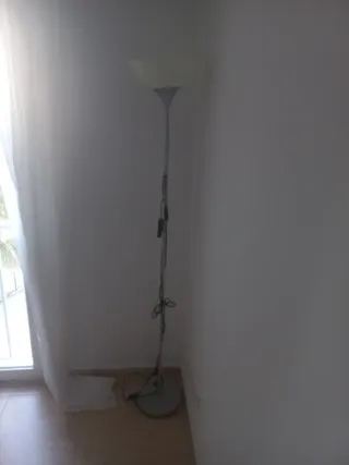 Lámpara de pie gris y blanca