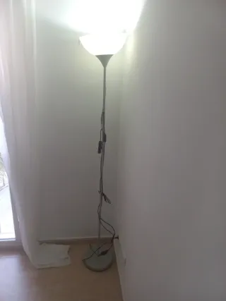 Lámpara de pie gris y blanca