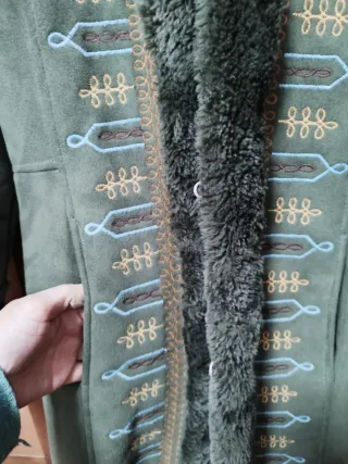 Abrigo verde con capucha y bordados
