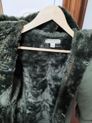 Abrigo verde con capucha y bordados