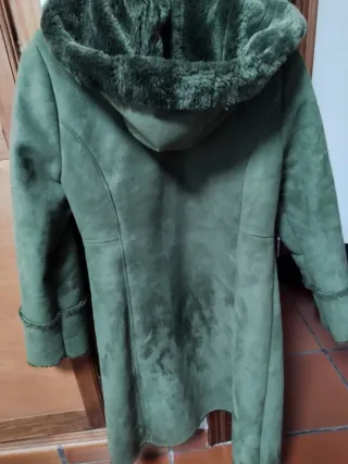 Abrigo verde con capucha y bordados