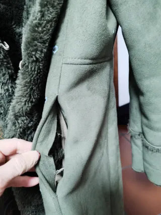 Abrigo verde con capucha y bordados