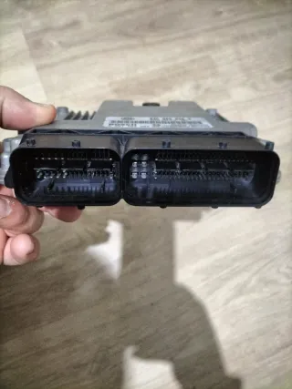 Centralita ECU Volkswagen 03C 906 056 B