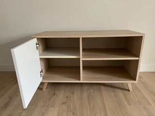 Mueble TV madera claro y blanco