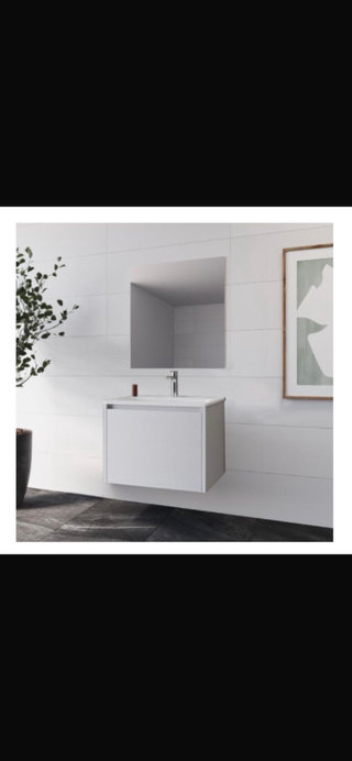 Mueble baño suspendido con lavabo, grifo y espejo