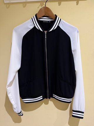 Chaqueta bomber negra y blanca