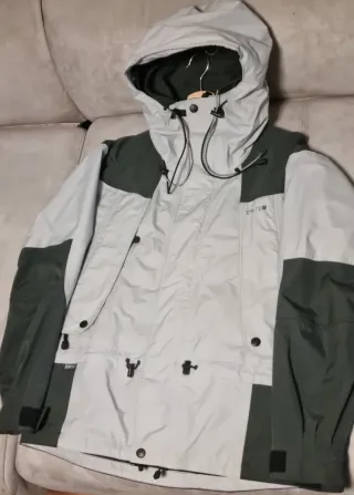 Chaqueta Trango impermeable Gore-tex.