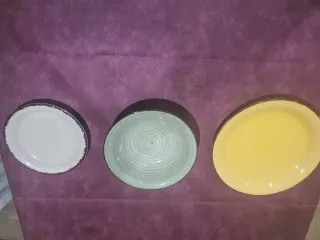 Vajilla cerámica beige, verde y amarilla