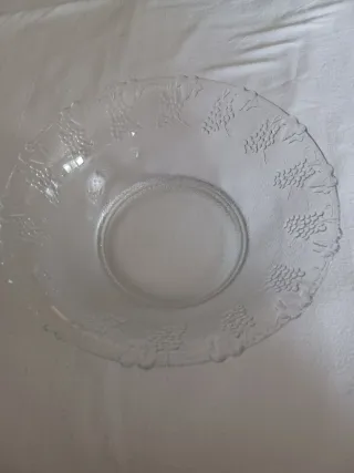 Saladeira de vidro com relevo de uvas