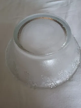 Saladeira de vidro com relevo de uvas