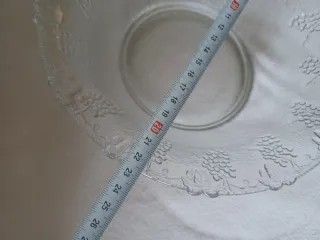 Saladeira de vidro com relevo de uvas