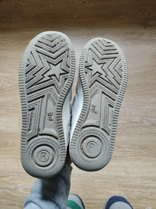 Bapesta grises y blancas