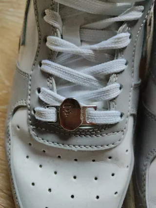 Bapesta grises y blancas