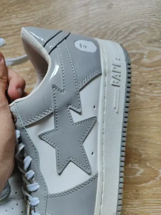 Bapesta grises y blancas