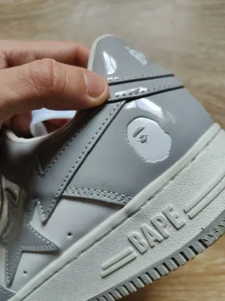 Bapesta grises y blancas