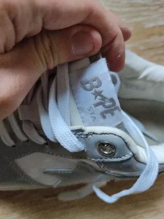 Bapesta grises y blancas