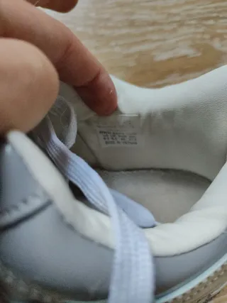 Bapesta grises y blancas