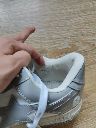 Bapesta grises y blancas