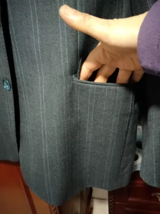 Traje de chaqueta gris con rayas