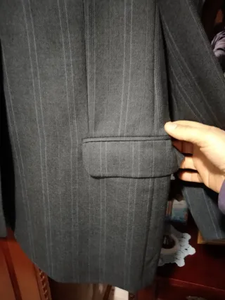 Traje de chaqueta gris con rayas