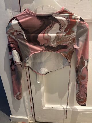 Top Bershka estampado tonos rosas